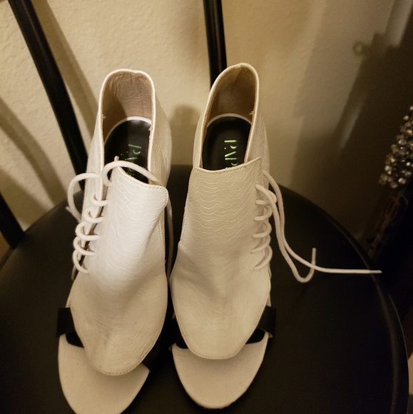 Lace up open toe booties - Picture 2 of 4